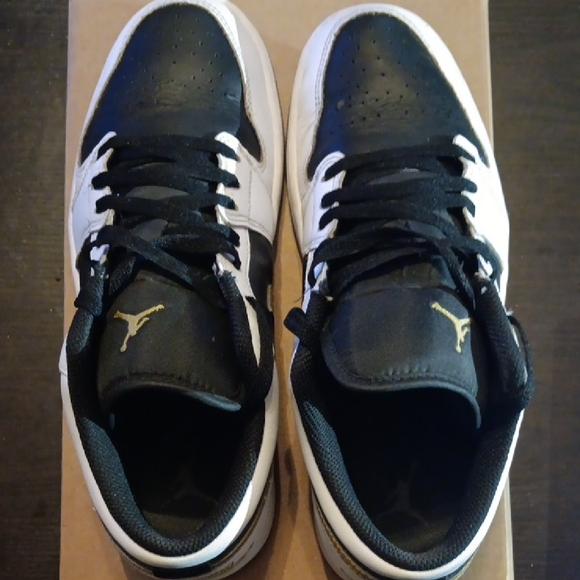 Jordan 1 Low Black White Metalic Gold Swoosh Mens 10 Womens 11.5 EUC - Picture 6 of 9